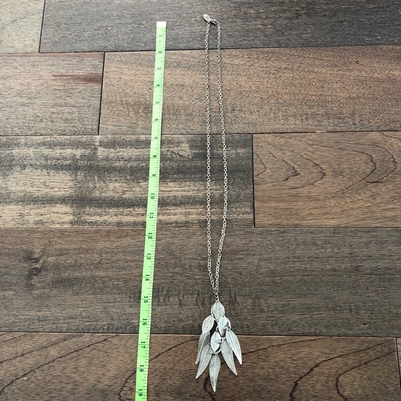 🌻3/$15 free shipping Long necklace leaf design - Picture 5 of 5